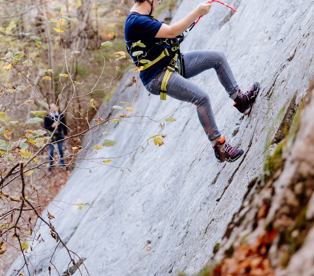 Abseilen_Felswand_Hoehe_Adrenalin_Outdoor_Action_Steil_Klettern_TiefblickTraining_Azubis